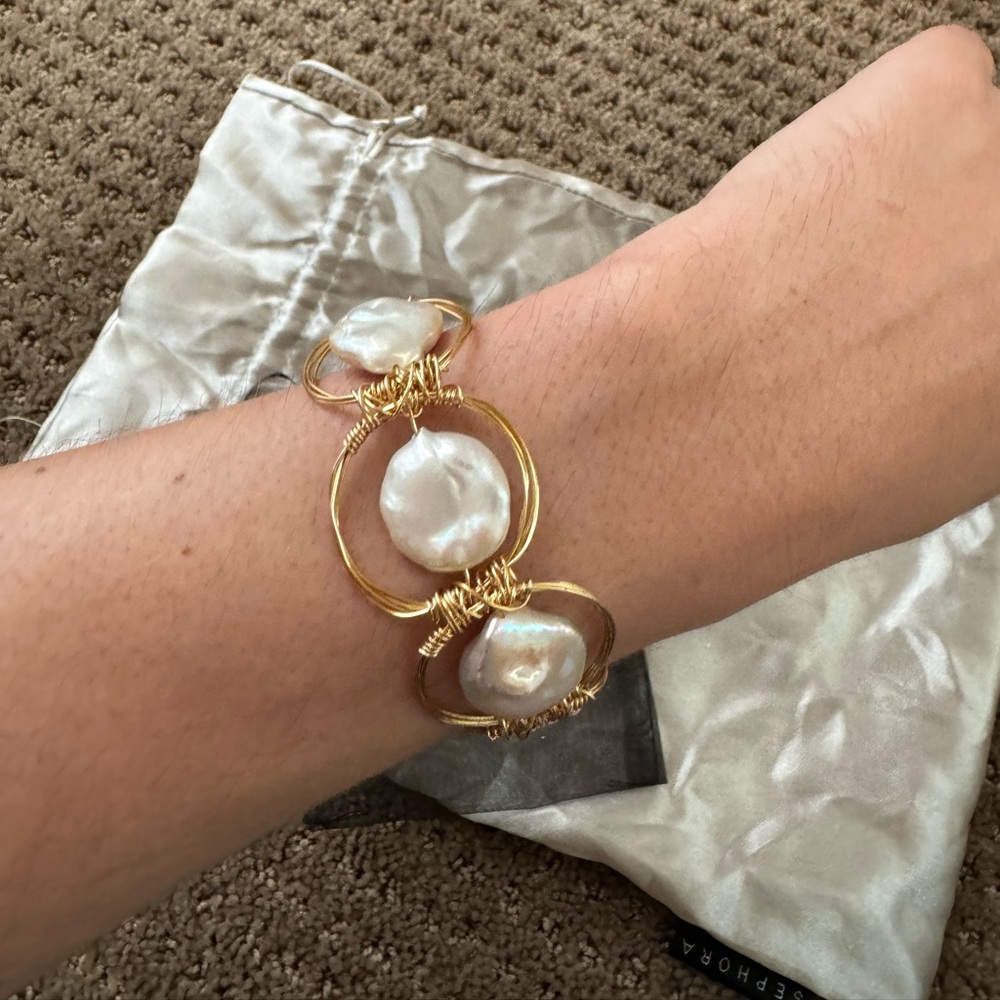 Baroque Pearl & Gold Wire Adjustable Bracelet! 🤍🤍🤍